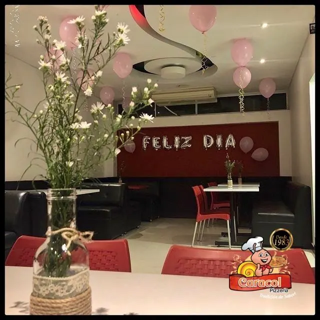 Mesa preparada para una reunión familiar