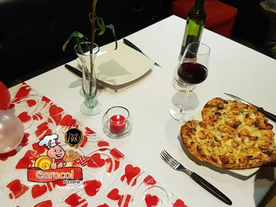 Mesa decorada para una cena en pareja